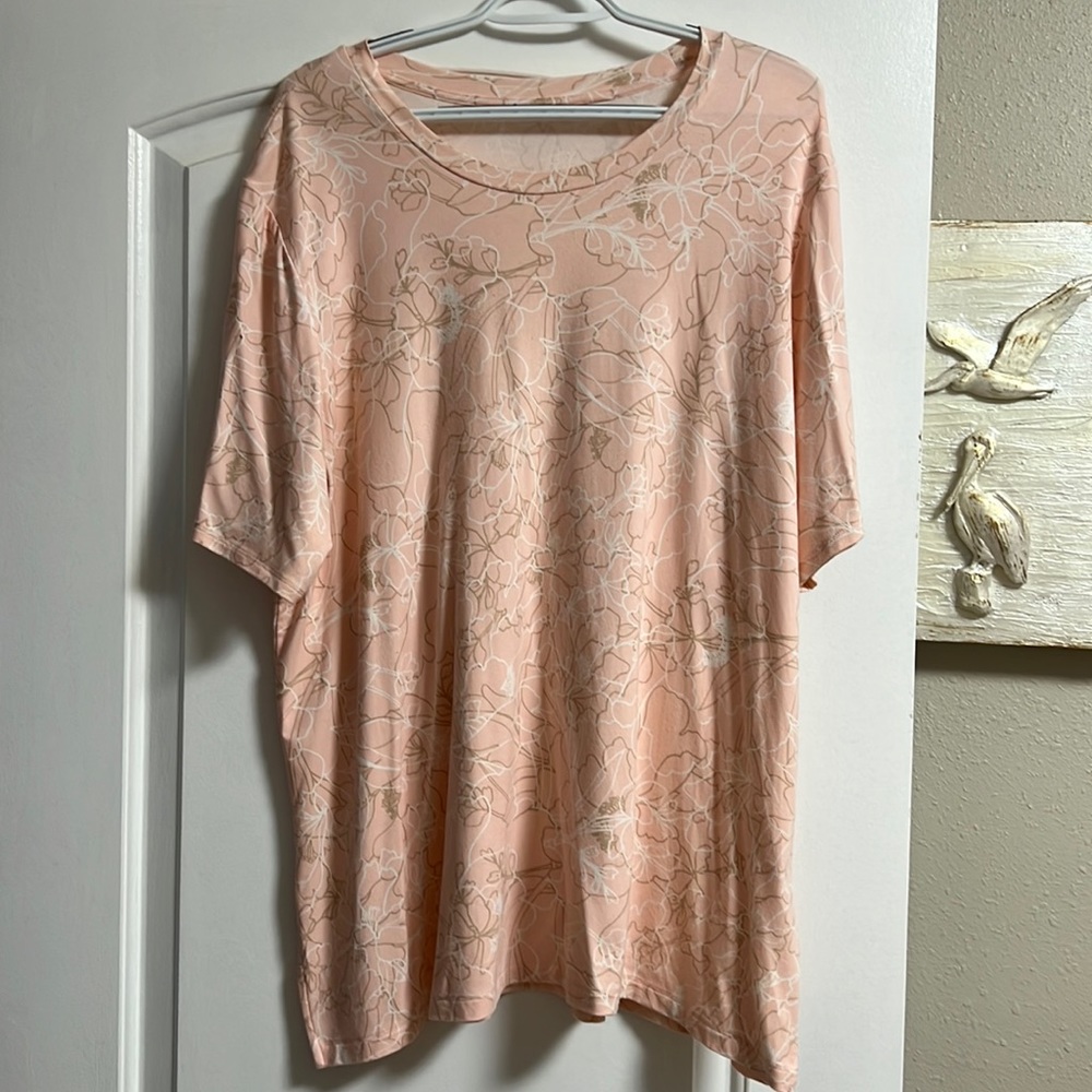 ⭐️Beautiful floral shirt, with white and gold. ⭐️